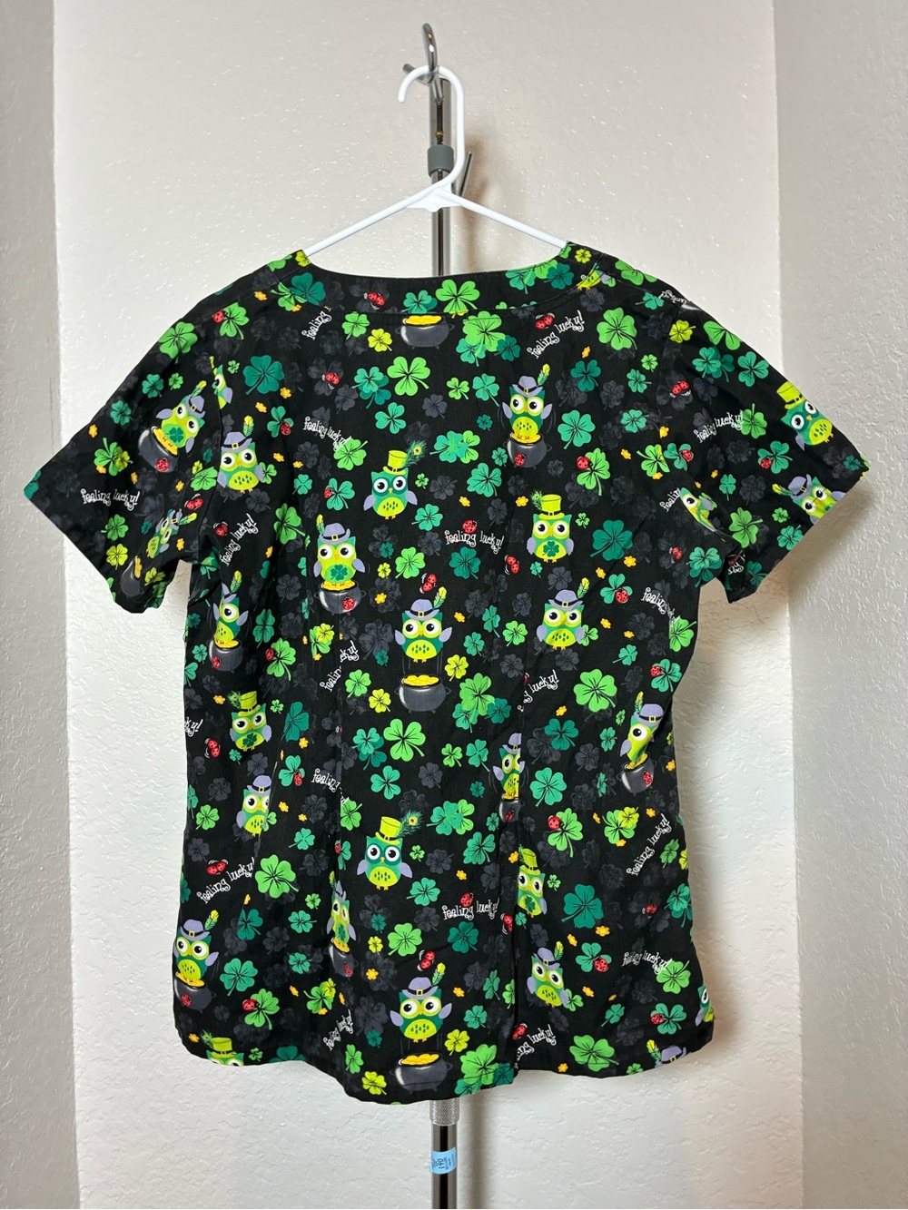 UA Scrubs Green Clover Owl Print Scrub Top Feeling Lucky Women’s Size M